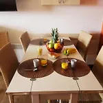Renoir 2 Etoiles Yourhosthelper