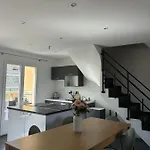 Duplex Lumineux Renove Avec Terrasse Et Bains De Soleil