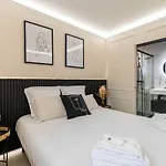 Beautiful Haussmannian Apartment - South Balcony