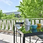 Cozy 2-Br Apartment 6 Minutes From The Beach