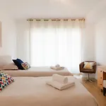 2-Br Apartment 2 Min From The Beaches