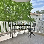 Cozy 2-Br Apartment 6 Minutes From The Beach