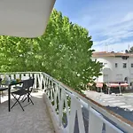Cozy 2-Br Apartment 6 Minutes From The Beach