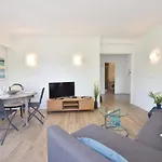 Cozy 2-Br Apartment 6 Minutes From The Beach