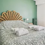 Designer Flat, Luxurious, Close From Palais, Terrasse, Private Garage, Air Conditoning
