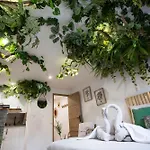 Jungle Room Cannes