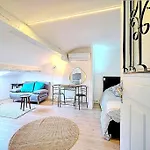 Palais Des Festivals Et Rue D\'Antibes Charme Mansardes