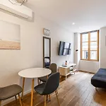 Magnificent Renovated 2 Rooms Apartment - 1Br3P