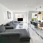 Modern 3 Bedroom Flat With Balcony