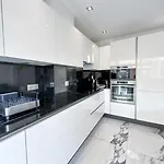 Modern 3 Bedroom Flat With Balcony