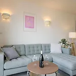 A022 Chic Cannes Flat Balcony Parking