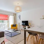 Le Corail Spacieux Avec Beau Et Ample Balcon, Au Centre, Ideal Pour Familles Et Petits Groupes