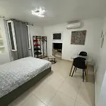 Grand Studio, Parking Prive, Cuisine Separee