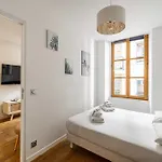 Magnificent Renovated 2 Room Apartment