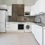 2 Bedroom Forville. 8 Mins From The Palais. 328