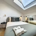 Cannes : Duplex A 5 Minutes A Pied Du Palais Des Festivals