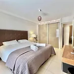 Appartement De Deux Chambres A Coucher Pres De La Croisette A Cannes