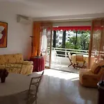 One Bedroom Apartment In Cannes Walking Distance From The Beaches And Shopping Of Central Cannes 878