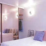 Lovely Light 2 Bedroomed Apartment In Cannes Is An Easy To The Palais And The Beaches Of Cannes 1895