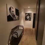 Luxury, Central 3 Bedroom, 3 Bathrooms 5 Mins From The Palais 410