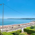 Sea View Flat, Beach Access By Guestready