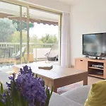 2-Br Apartment With Pool & Garage - 10 Min Walk To Center