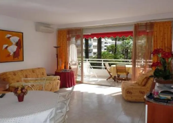 One Bedroom Apartment In Cannes Walking Distance From The Beaches And Shopping Of Central Cannes 878