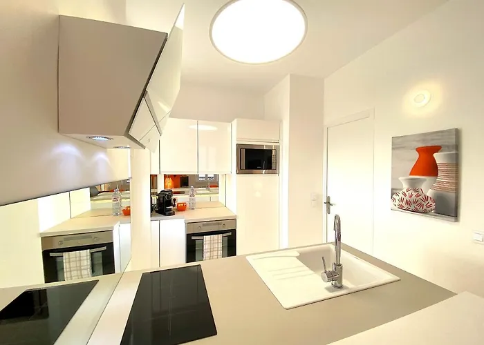 Centre Cannes, logement rénové rue piétonne, proche plage et palais festival