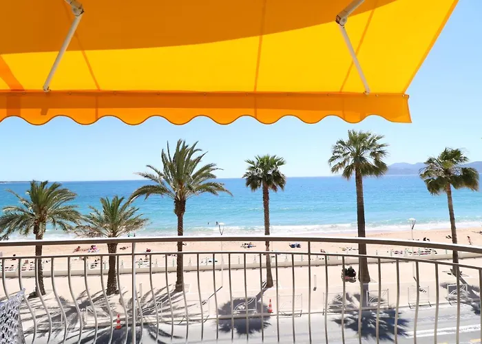 Beautiful 3 bedroom. Direct sea view. 401