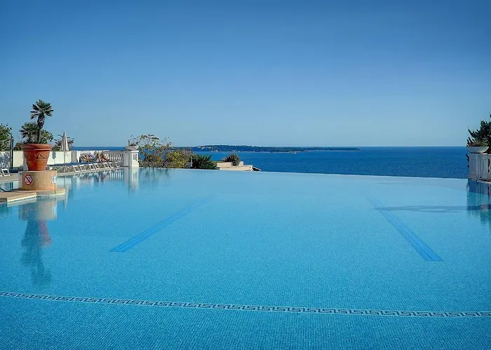 Immogroom - 2 Rooms - Renovated - Pool - Air Conditioning - Parking - Wifi