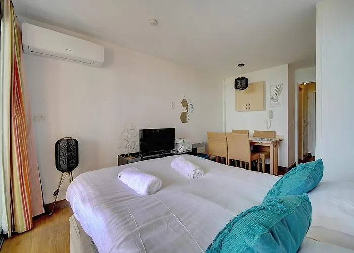 Immogroom - 2 Rooms - Renovated - Pool - Air Conditioning - Parking -