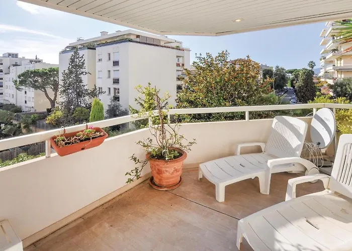 Awesome Apartment In Cannes With Kitchen