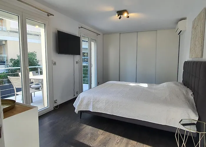 Paradise House 70M2, By Welcome To Cannes