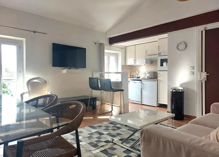 In The Hart Of Old Cannes - Place Du Suquet - 2 Min Walking Distance From Palais De Festivals And Beaches