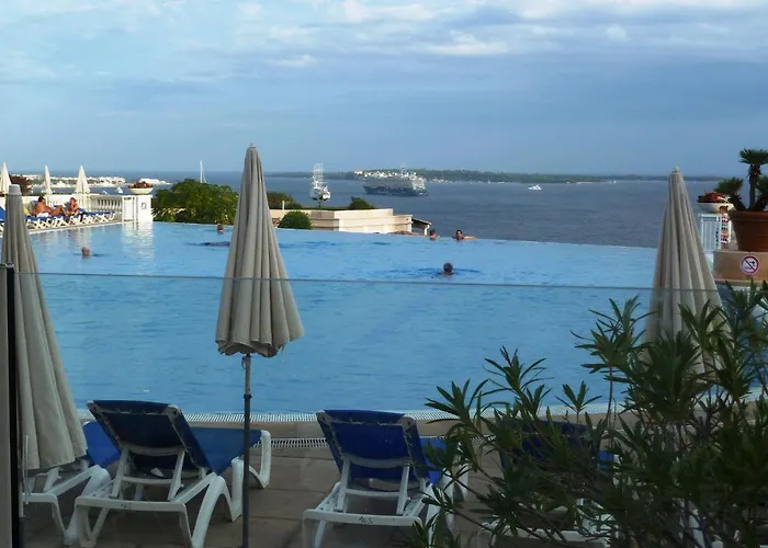 Appartement Renove, Piscine A Debordement, Vue Mer