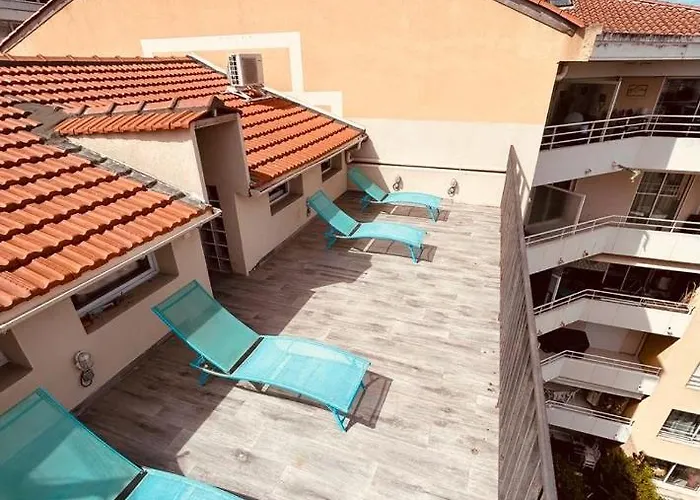 Duplex Lumineux Renove Avec Terrasse Et Bains De Soleil