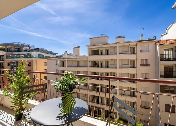 Beautiful Haussmannian Apartment - South Balcony