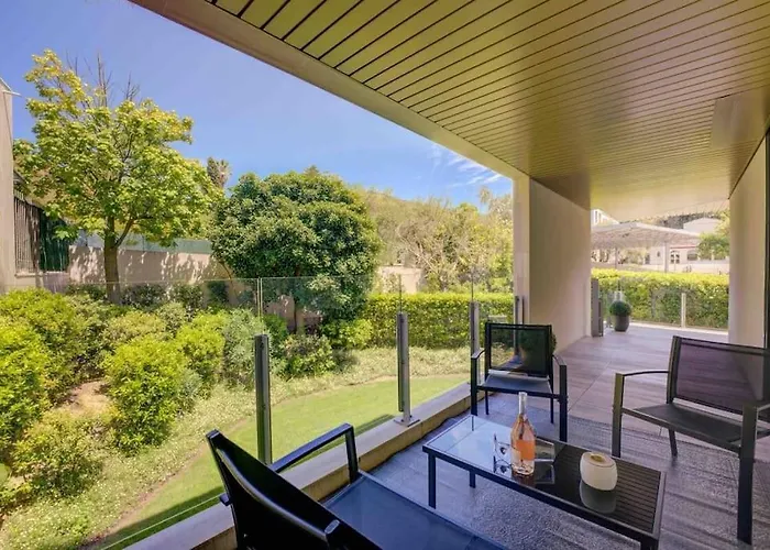 Stylish 1Bdr Apt W/Huge Balcony/Shared Roof Pool