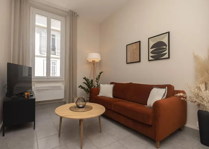 Splendide Et Idealement Situe Proche Du Palais.
