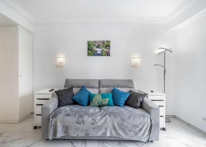 Apartment Le Clos Des Caleches By Interhome