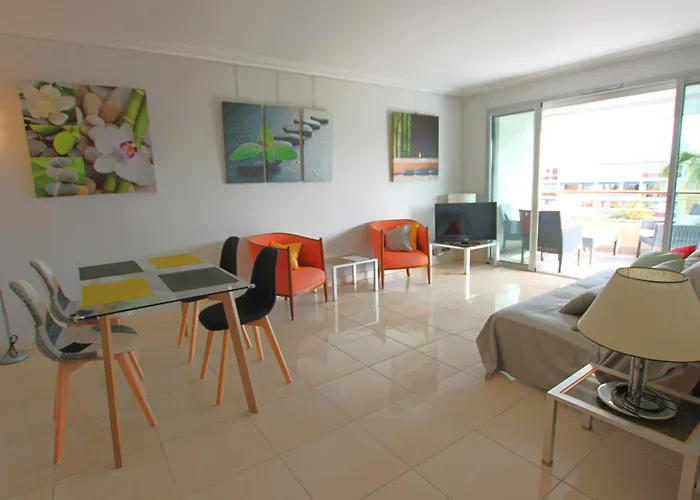 Fully Equipped Apartment With Large Terrace Lounge Area