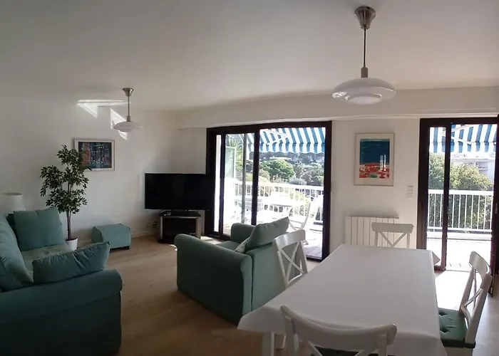 Spacious 70 M Flat With Balcony And Sea View!