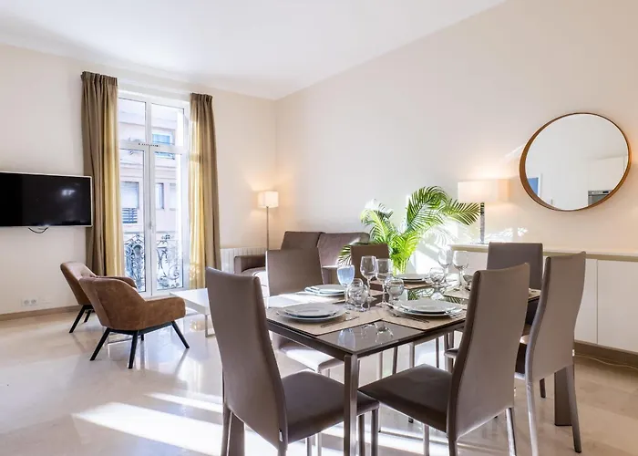 2-Br Steps From The Palais Des Festivals