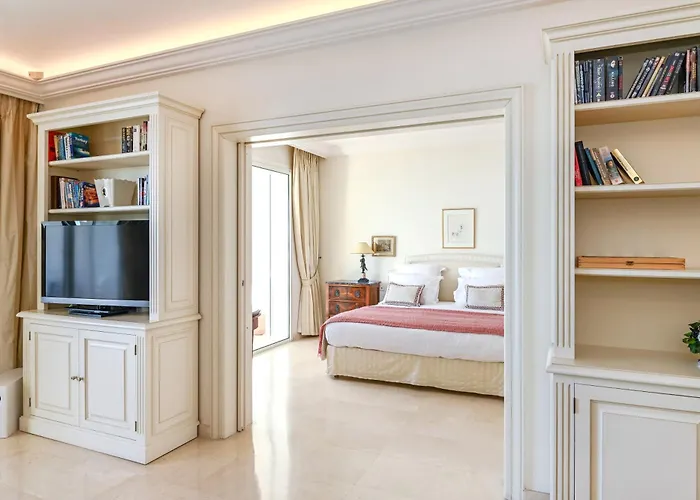 Buckingham & Lloyds - Cannes