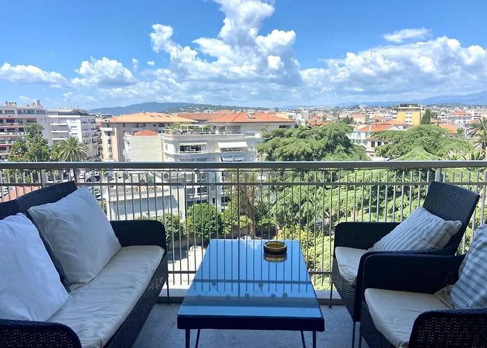 Belle Terrasse Pres Du Martinez Et Des Plages!