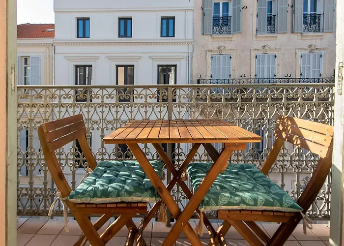 Le Constantin Avec Balcon, Emplacement Privilegie Pour 2 Personnes Dans Le Centre