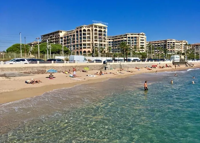 A&H Homes - Cannes Beach - Near Train Station