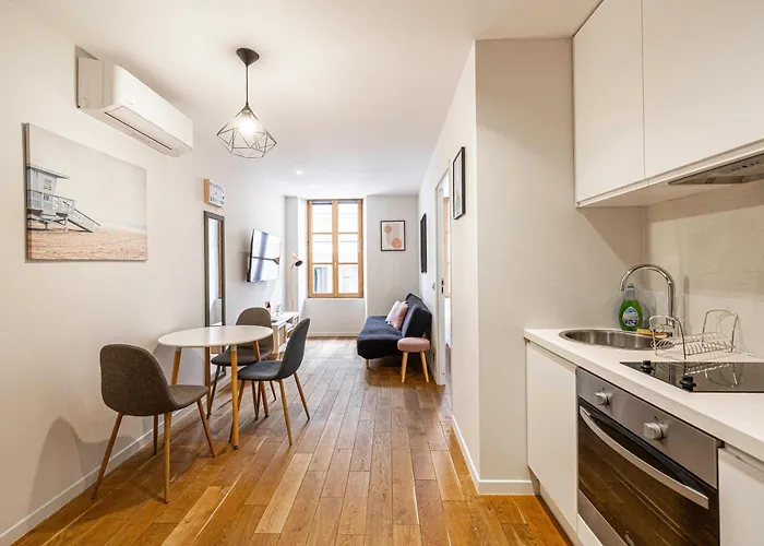 Magnificent Renovated 2 Rooms Apartment - 1Br3P