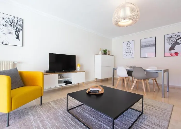 Le Corail Spacieux Avec Beau Et Ample Balcon, Au Centre, Ideal Pour Familles Et Petits Groupes