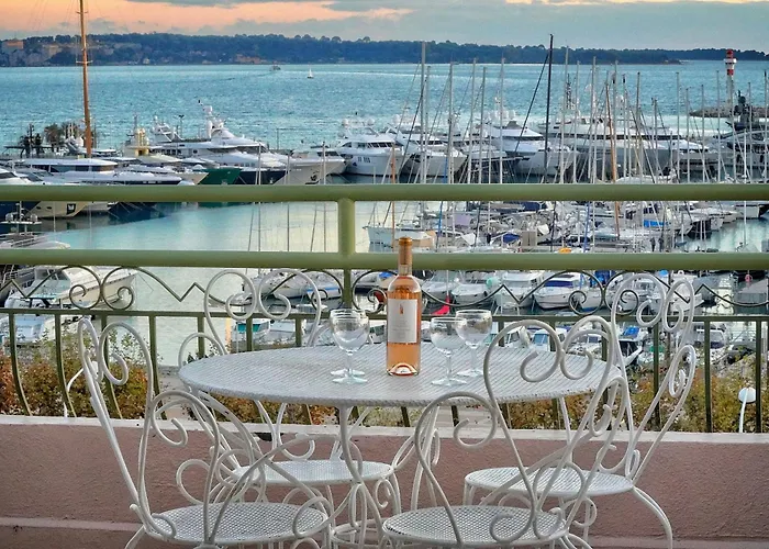 Superbe Duplex Idealement Situe Proche Plages Avec Grande Terrasse Vue Port !L A1B59
